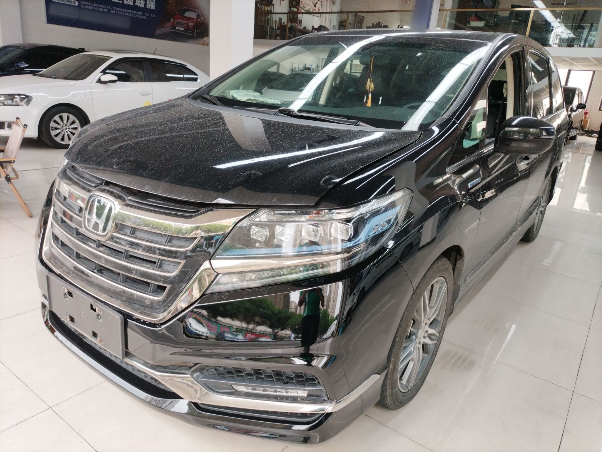 Под передней частью автомобиля