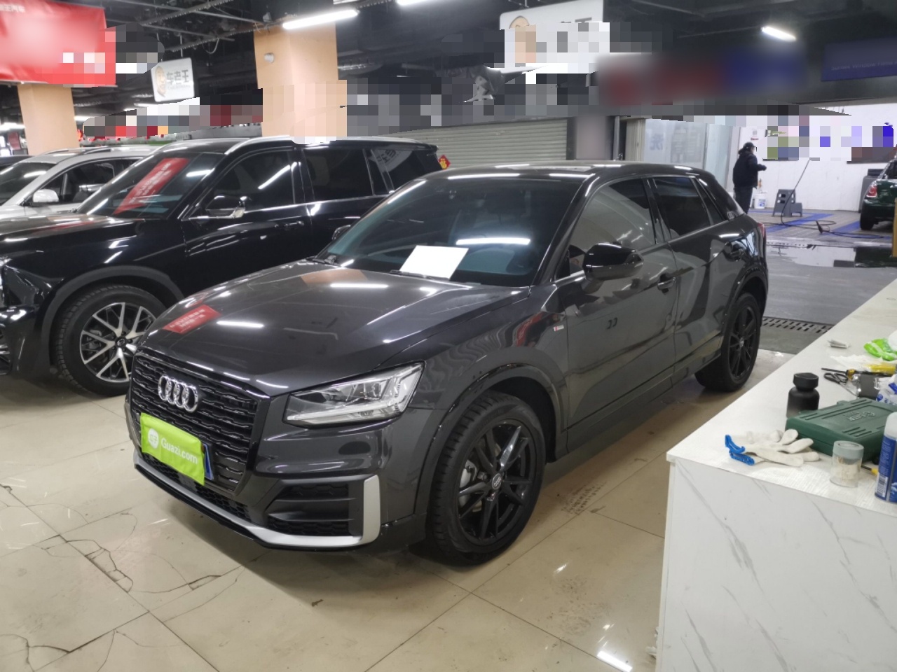 تحت مقدمة السيارة