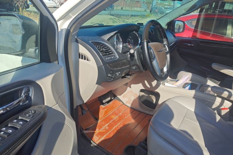 Used Chrysler Grand Voyager 2013 3.6L Luxury Edition Driver Seat