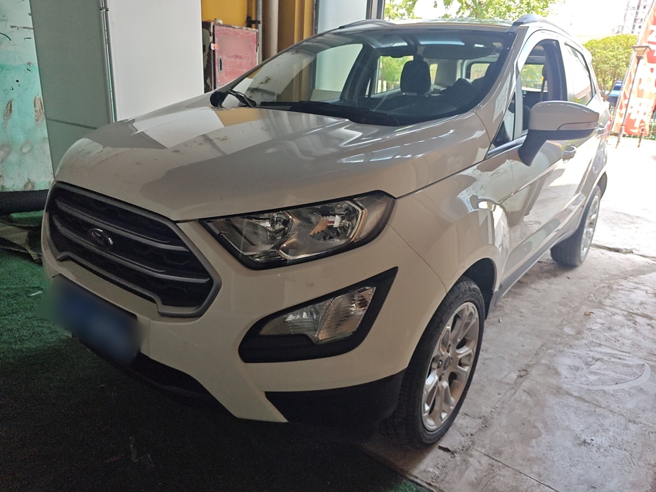 Под передней частью автомобиля