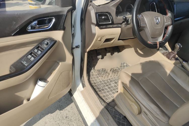 Used Baojun 730 2014 1.5L manual Comfort version 7 seats
