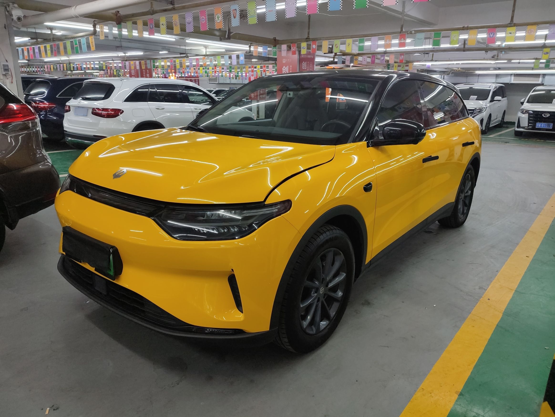 تحت مقدمة السيارة