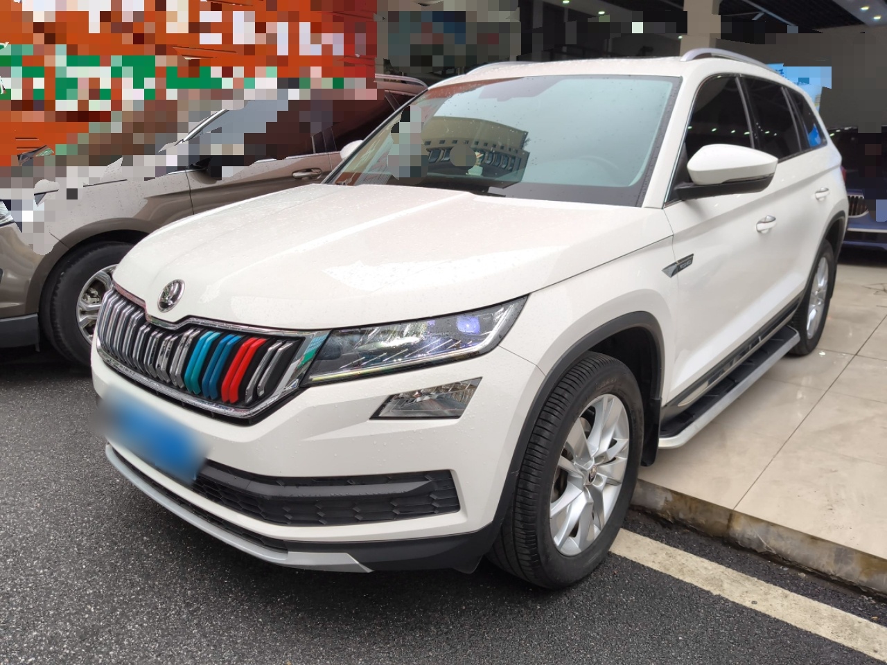 تحت مقدمة السيارة