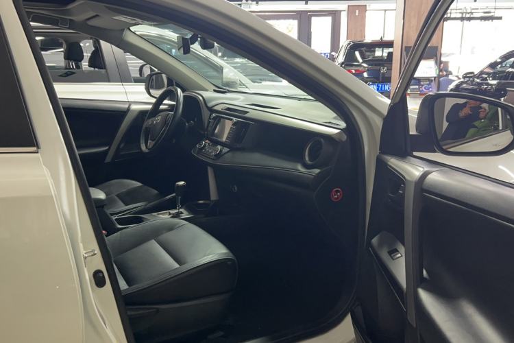 Used Toyota RAV4 2016 2.5L Automatic 4x4 Elite Edition Interior 1