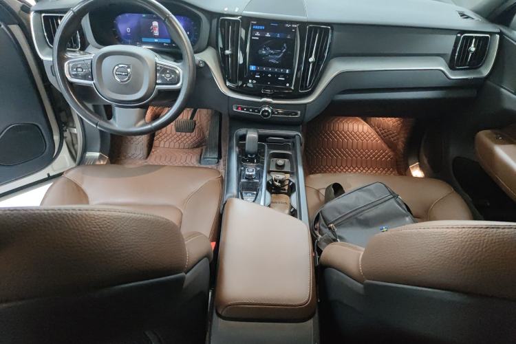 Used Volvo XC60 2023 B5 4x4 Smart Luxury Edition Center Console