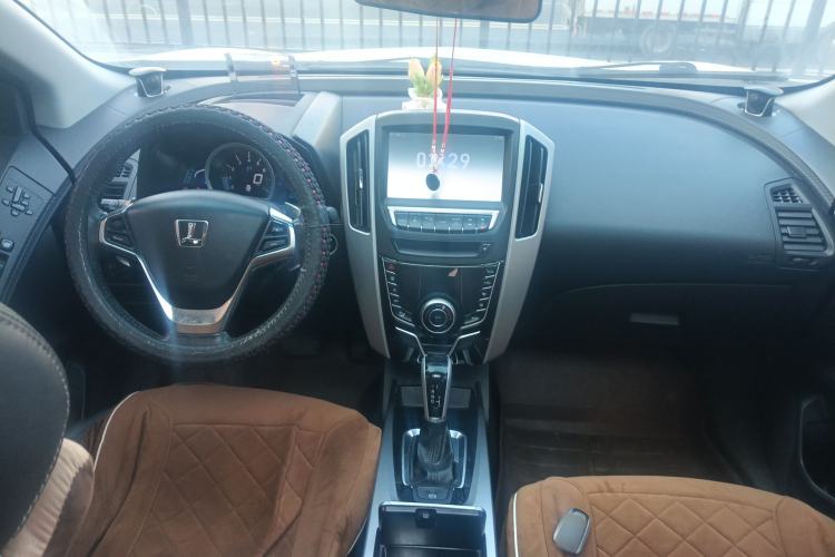 Used Luxgen U6 SUV 2014 2.0T ZhiZun Model Center Console