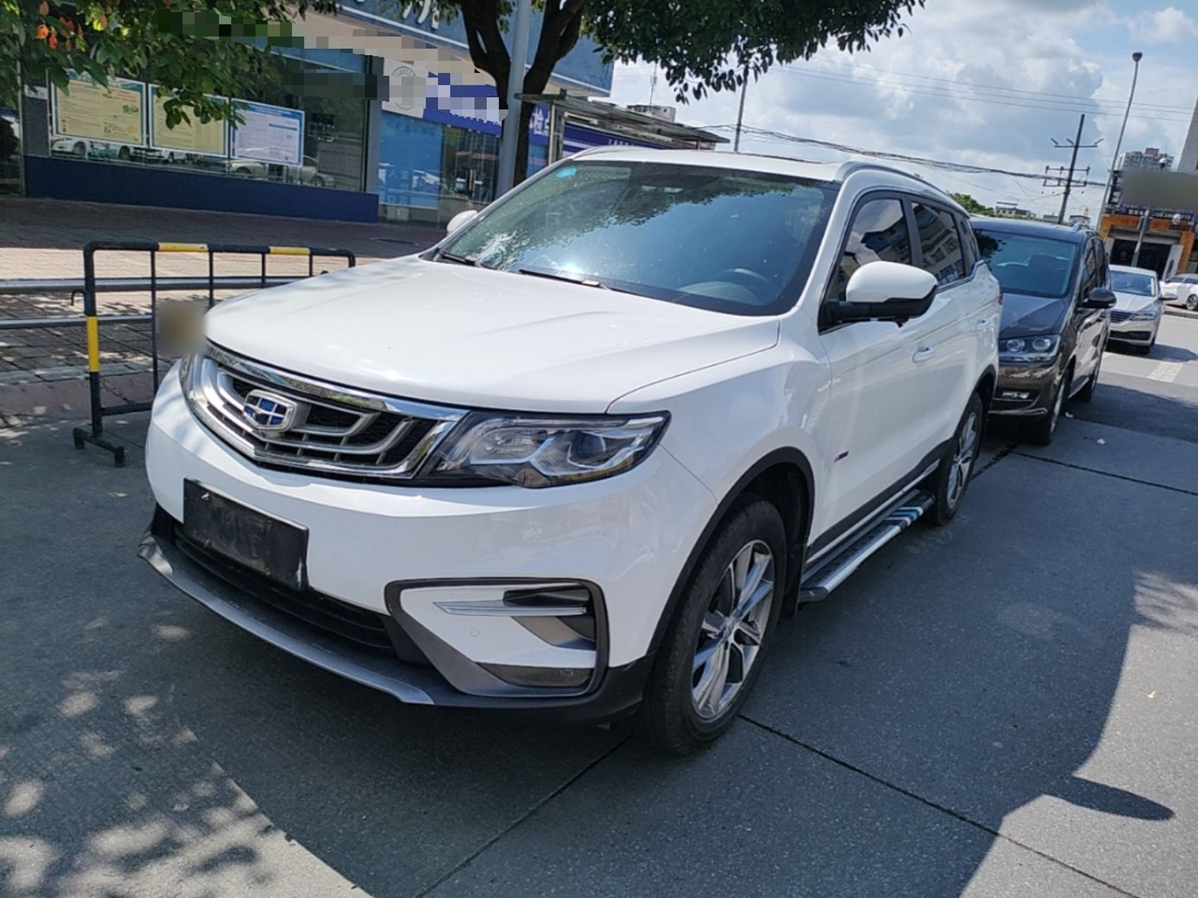 Под передней частью автомобиля