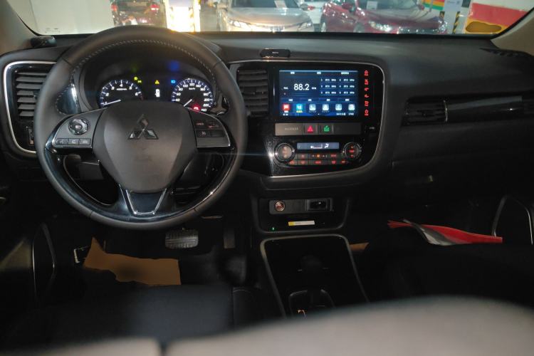 Used Mitsubishi Outlander 2019 2.0L Two-Wheel Drive Comfort Edition 5 Seats China VI Standard Center Console