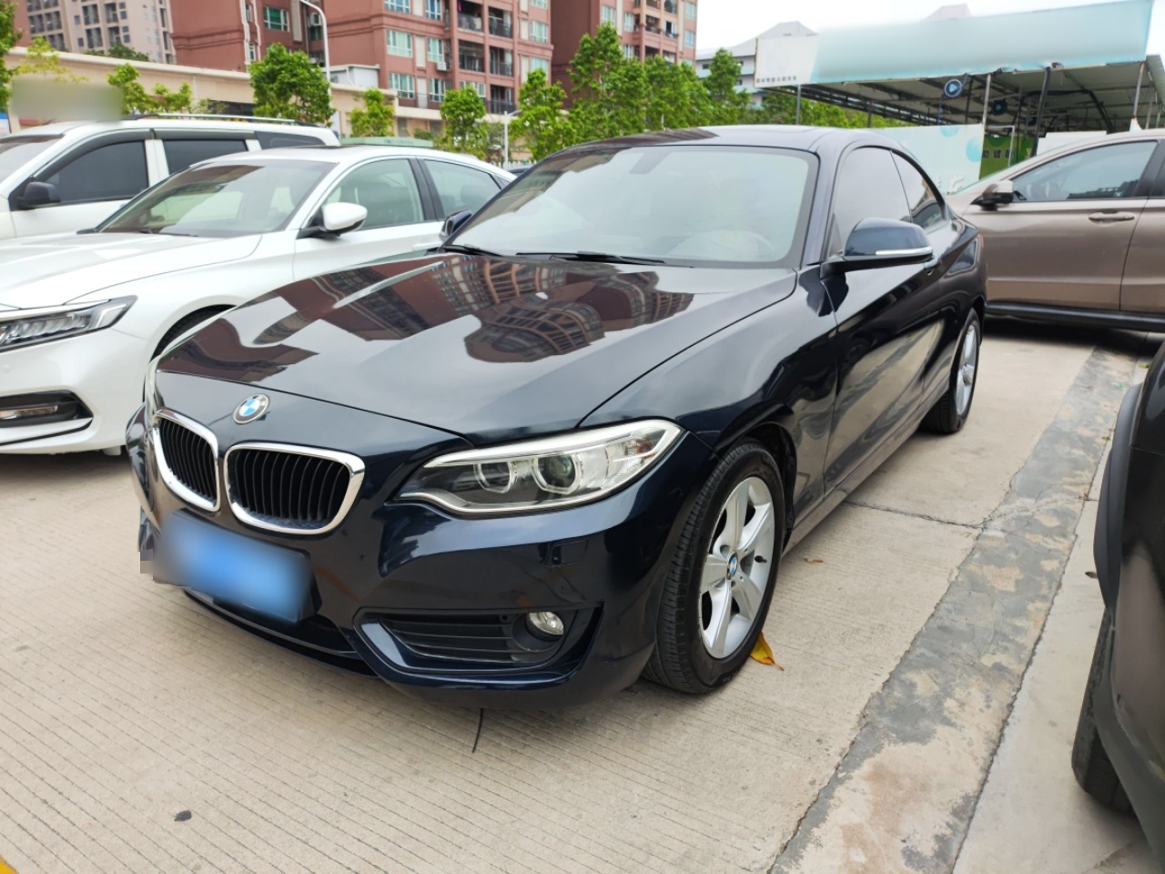 Под передней частью автомобиля