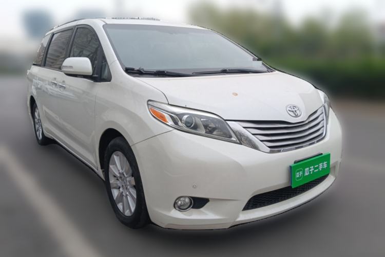 Used Toyota SIENNA  Front Right 45 Deg