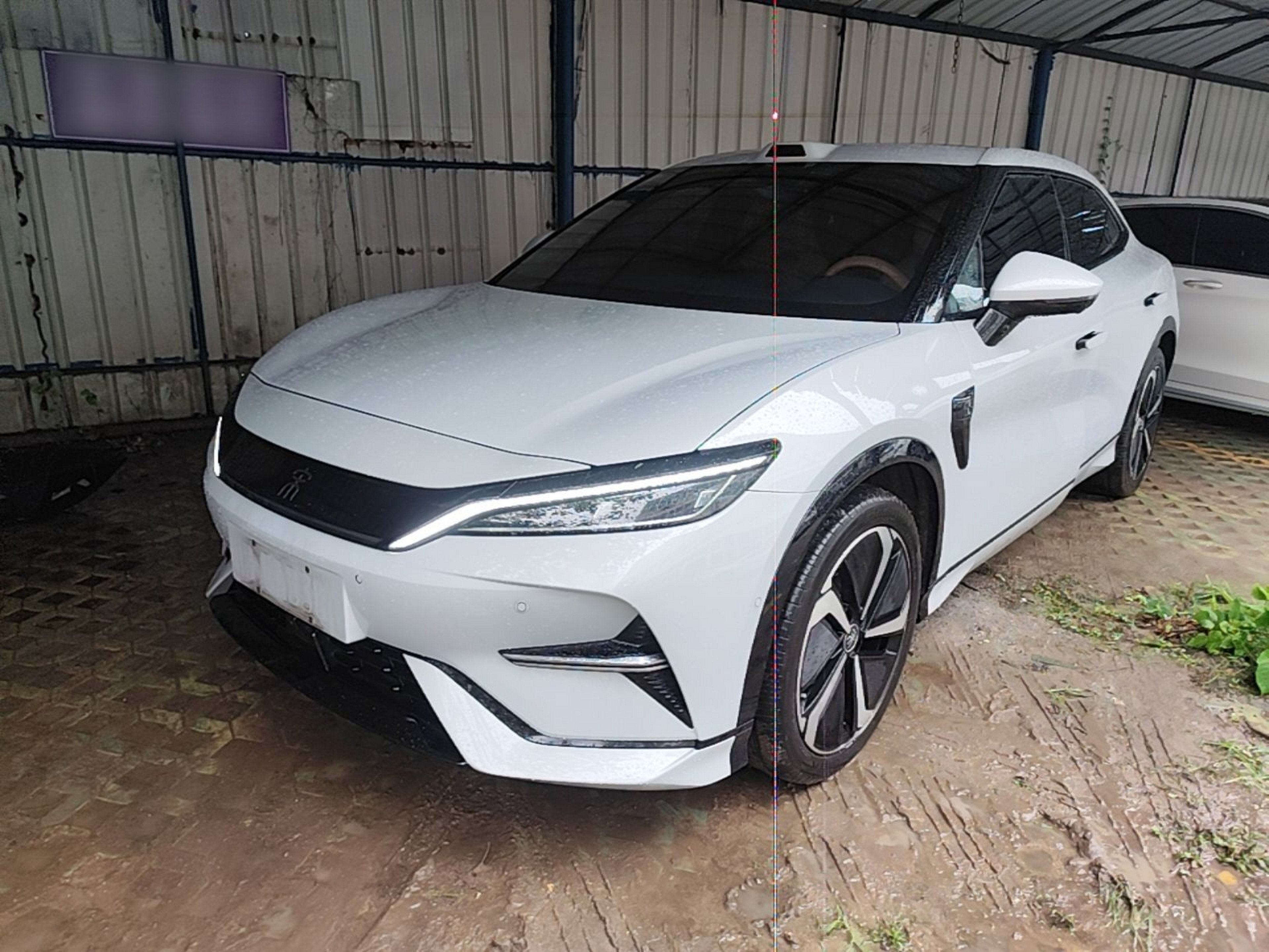 Под передней частью автомобиля