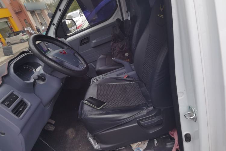 Used Wuling Yangguang 2024 300km Comfort-Grade Passenger Van 60kW
