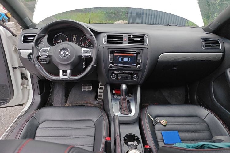 Used Volkswagen Sagitar 2013 2.0 TSI GLI Center Console