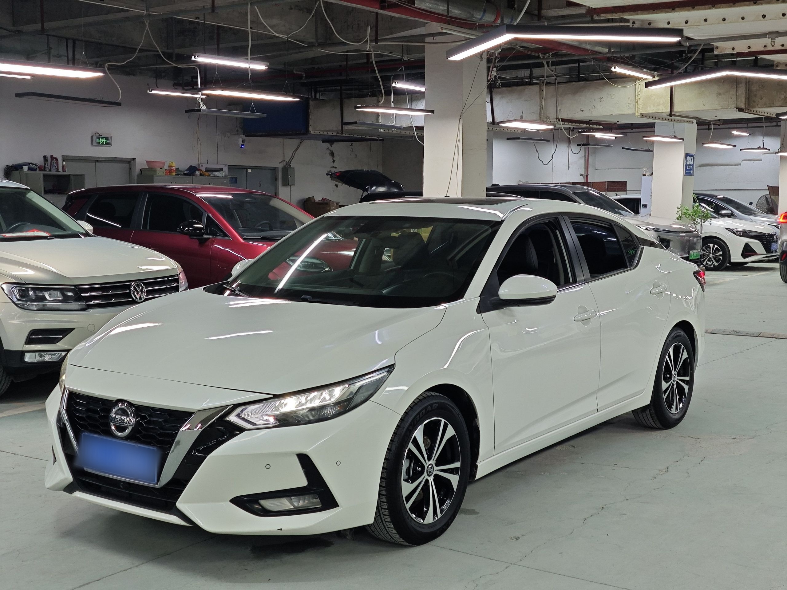 تحت مقدمة السيارة