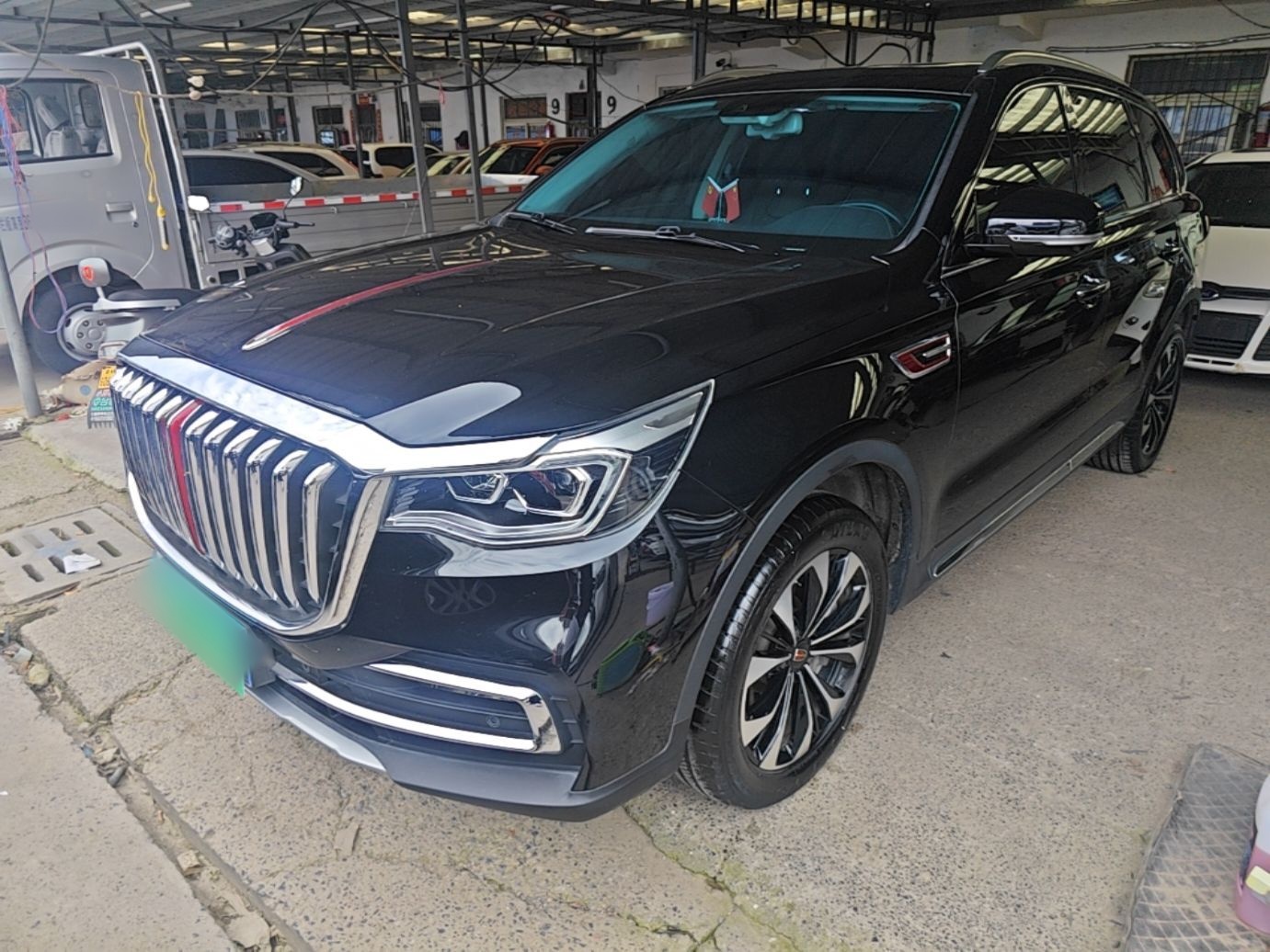 Под передней частью автомобиля