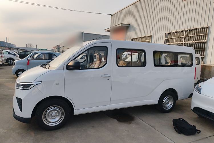 Used Wuling Yangguang 2024 300KM Comfort Version Passenger Van 75kW