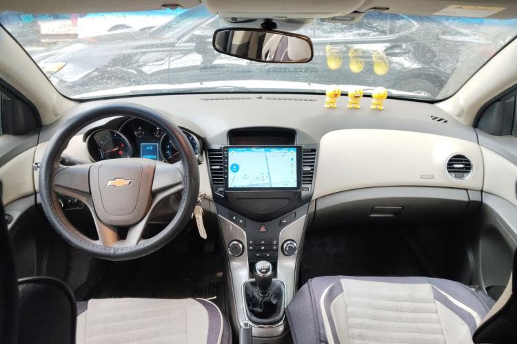 Used Chevrolet Cruze 2015 1.5L Classic SE MT Center Console