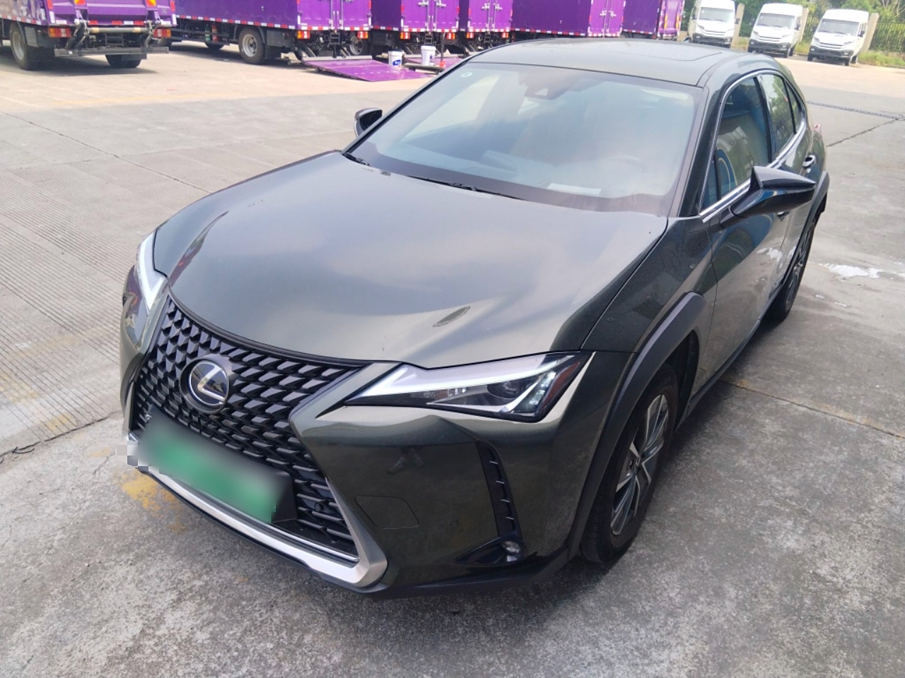 تحت مقدمة السيارة