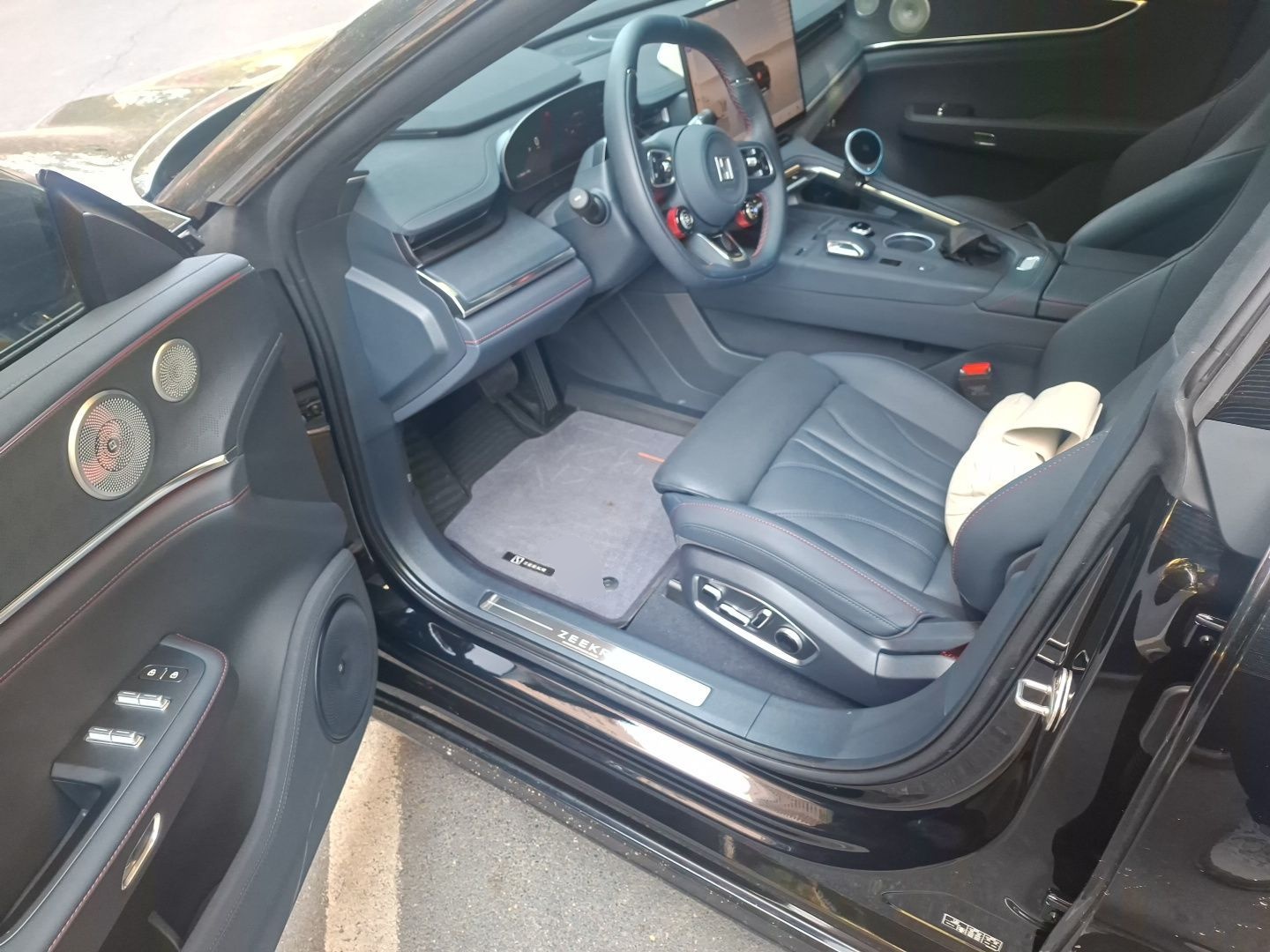 Zeekr 001 2026 95° All-Wheel-Drive Max Edition — снимка 16