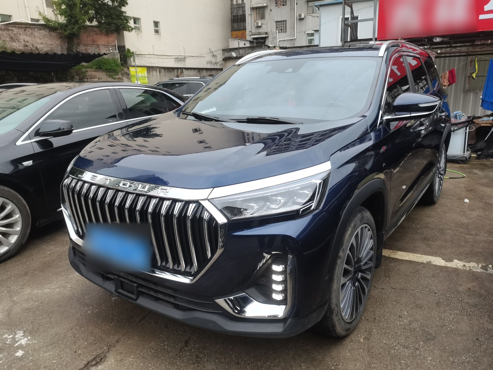 تحت مقدمة السيارة