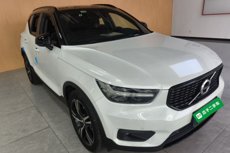 Used Volvo XC40 2020 T4 Four-Wheel Drive Smart & Sporty Edition Front Right 45 Deg