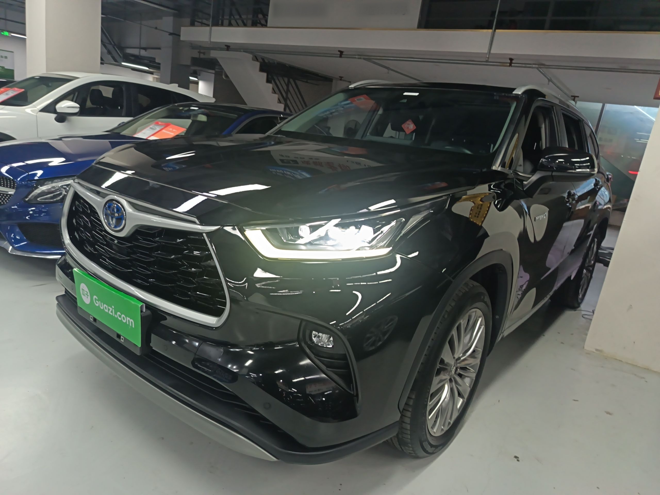 تحت مقدمة السيارة