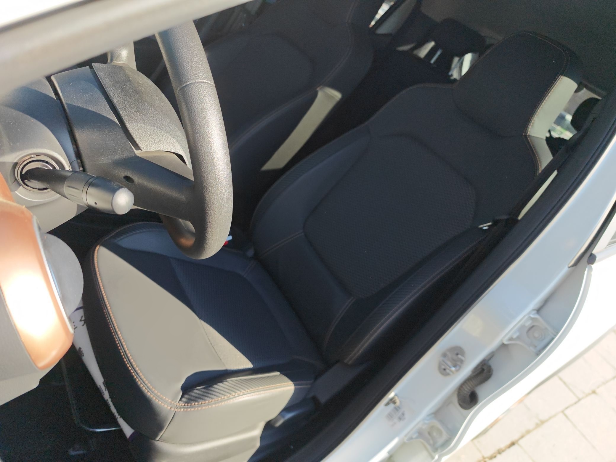 Переднее сиденье в автомобиле