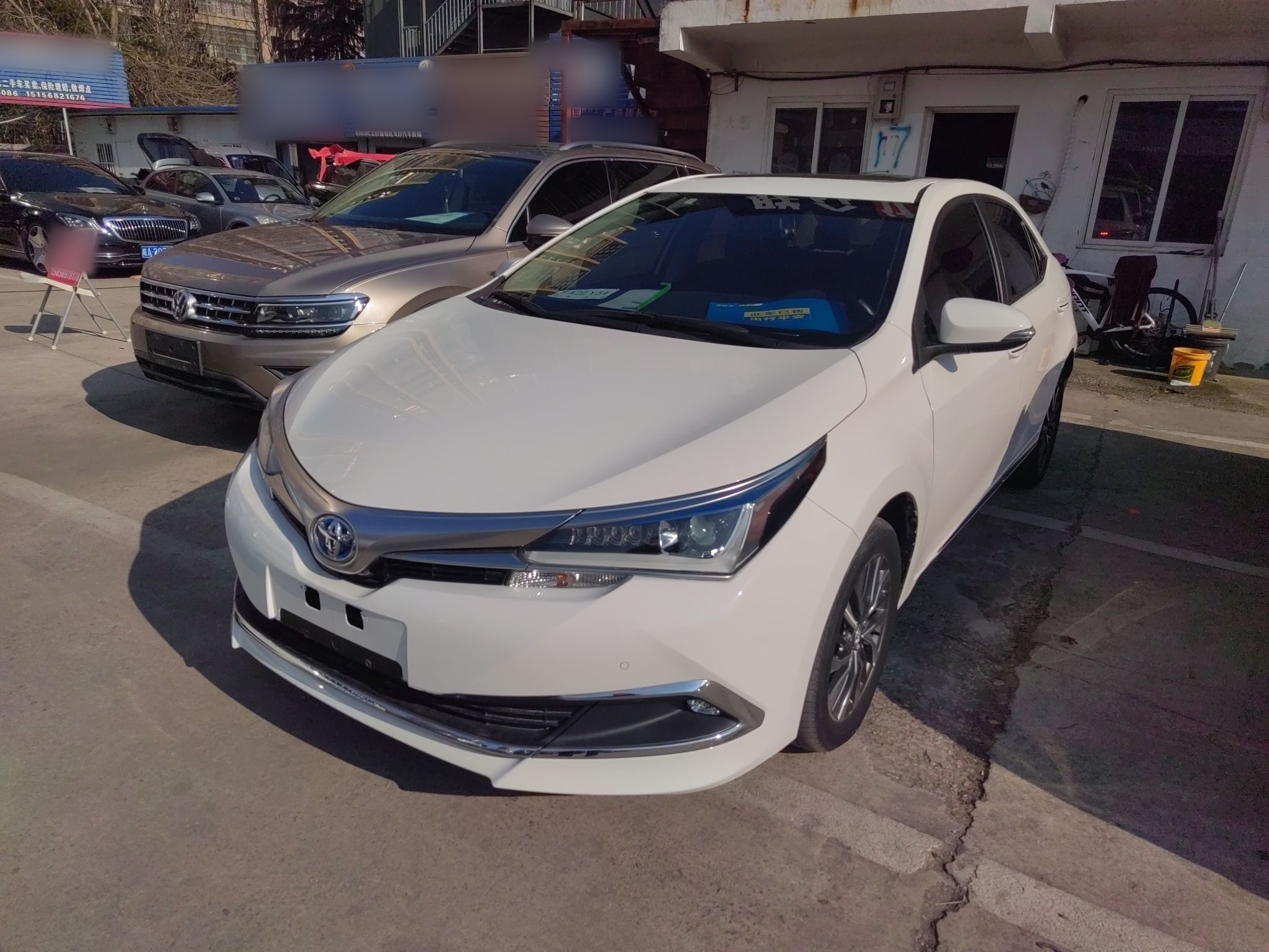 تحت مقدمة السيارة