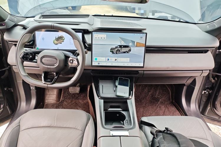 Used Lynk & Co 08 EM-P 2023 120km Long-Range Pro Center Console