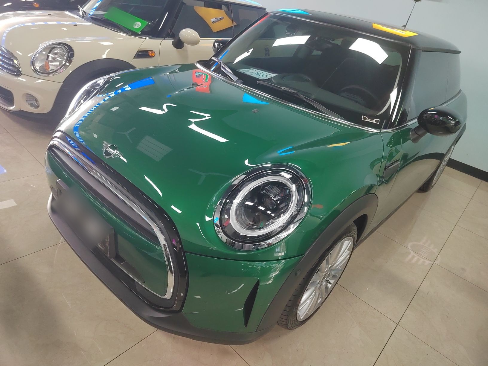 تحت مقدمة السيارة