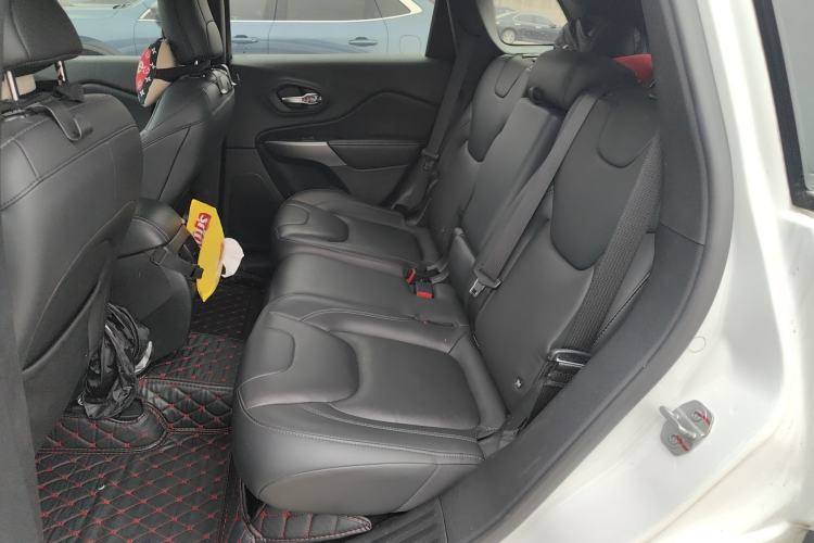 Used Jeep Cherokee 2019 2.0T Two-Wheel Drive Smart Enjoyment Version China V Left Rear Seat