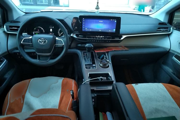 Used Toyota Granvia 2023 2.5L Hybrid Luxury Edition
