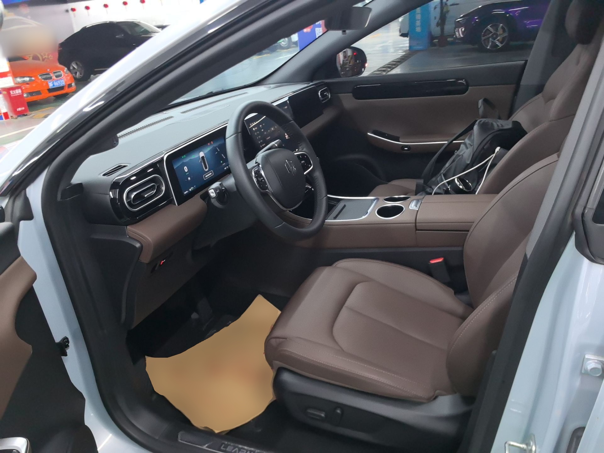 المقاعد الأمامية داخل السيارة