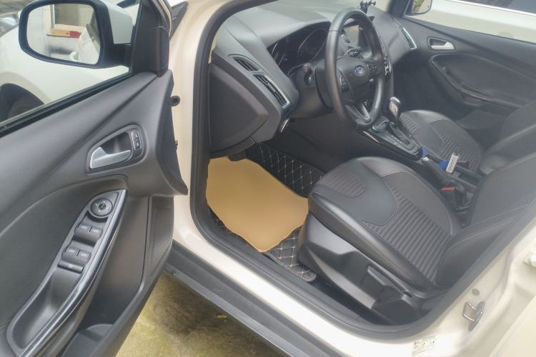 Used Ford Focus 2018 Sedan Classic 1.6L Automatic Trendy SmartDrive Edition Driver Seat