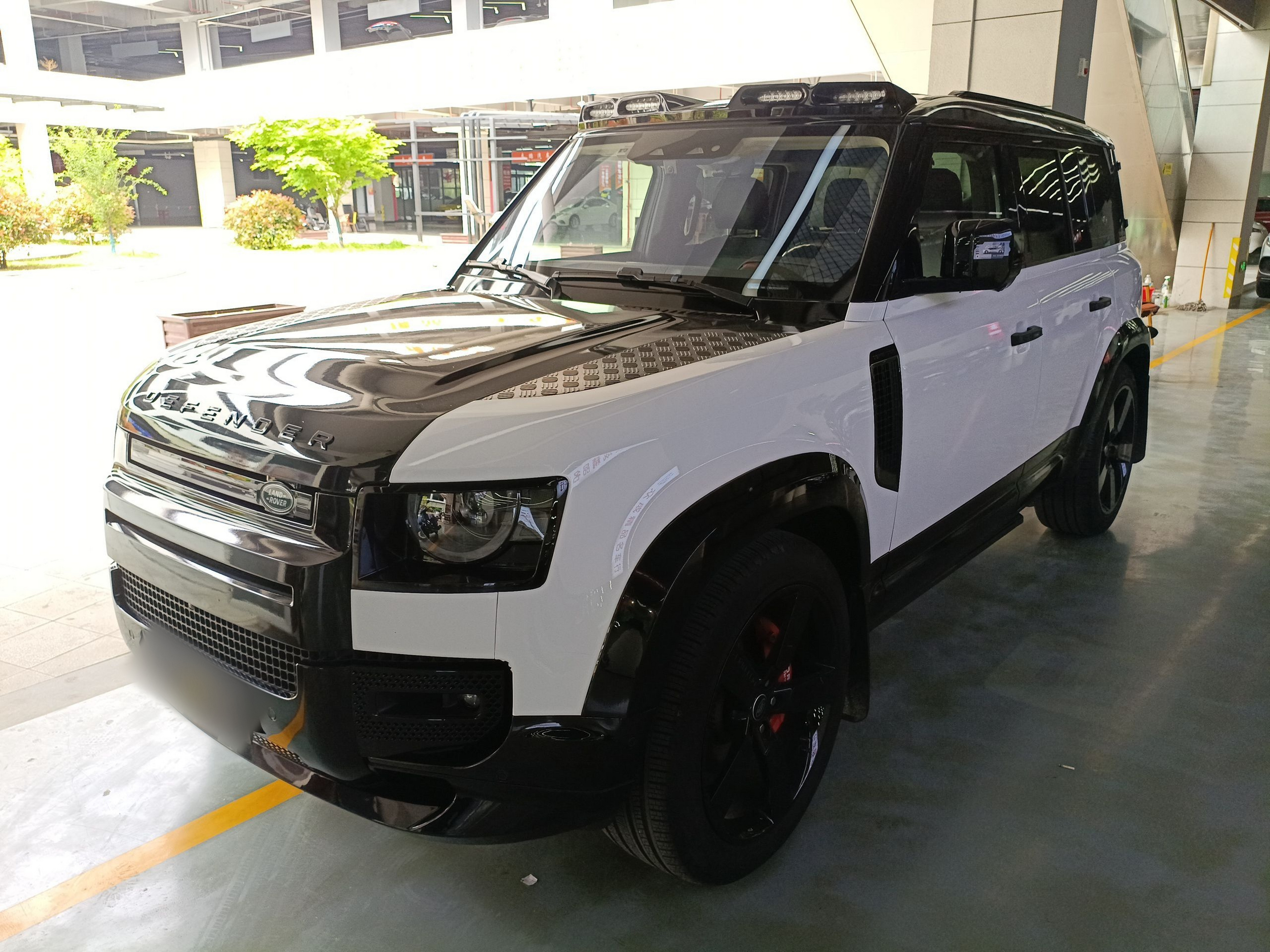 Под передней частью автомобиля