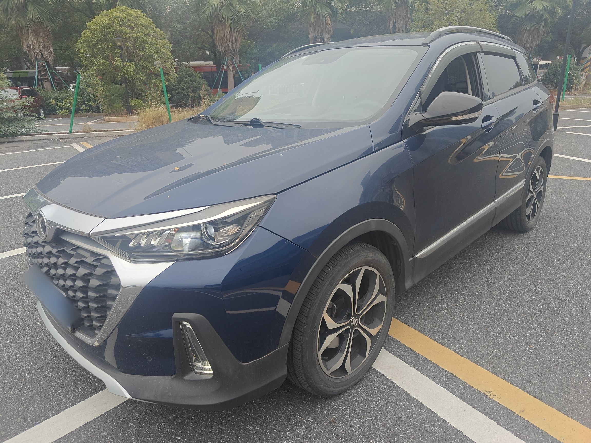 Под передней частью автомобиля