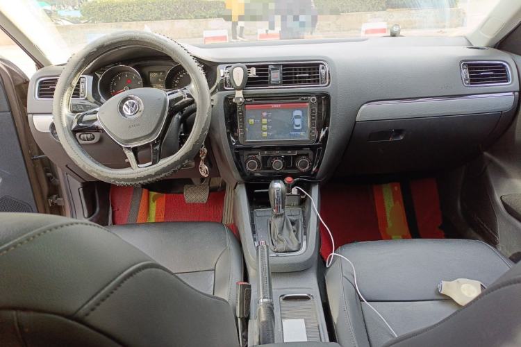 Used Volkswagen Sagitar 2015 1.6L Automatic Comfort Model Center Console