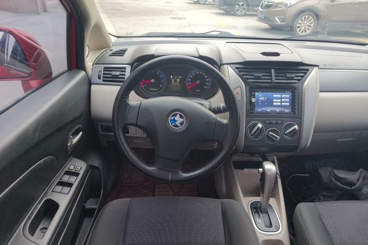 Used Venucia R50 2015 1.6L Automatic Fashion Edition
