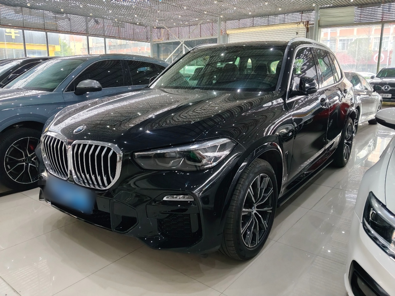 تحت مقدمة السيارة