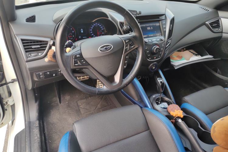 Used Hyundai Veloster 2015 1.6T Automatic Luxury Edition Center Console