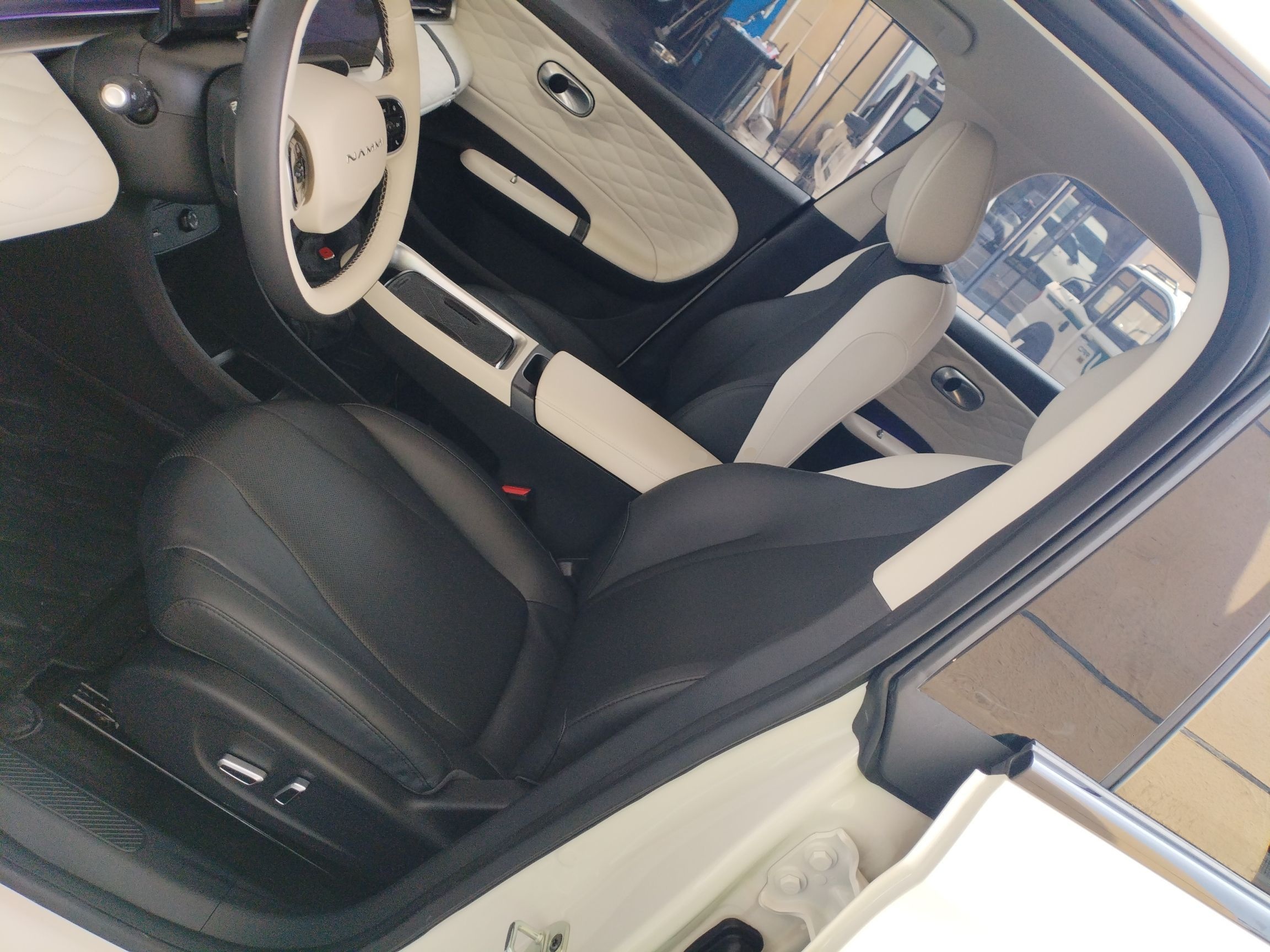 المقاعد الأمامية داخل السيارة