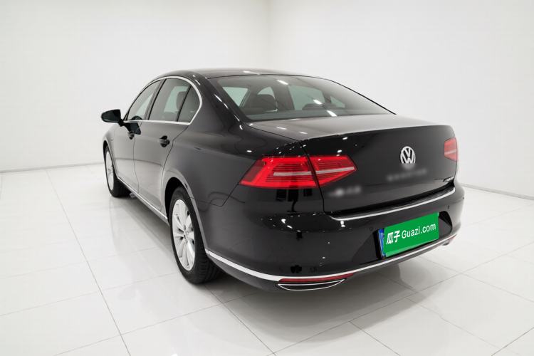 Used Volkswagen Magotan 2018 Facelift 330TSI DSG Luxury Model Exterior 2