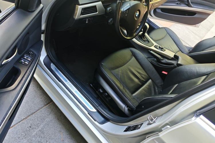 Used BMW 3 Series 2010 320i Luxury Model
