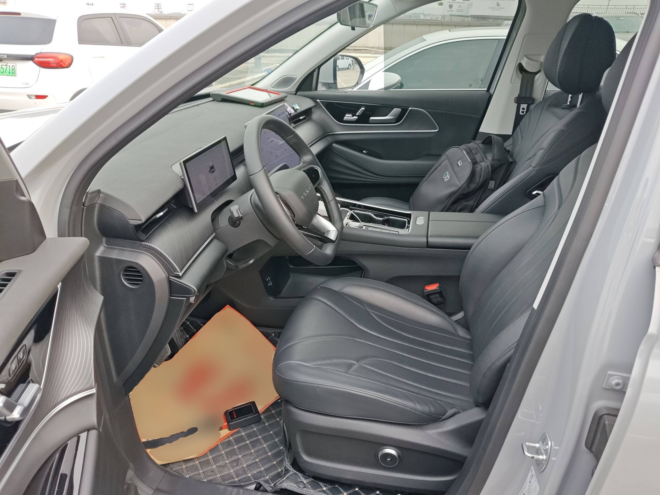 المقاعد الأمامية داخل السيارة