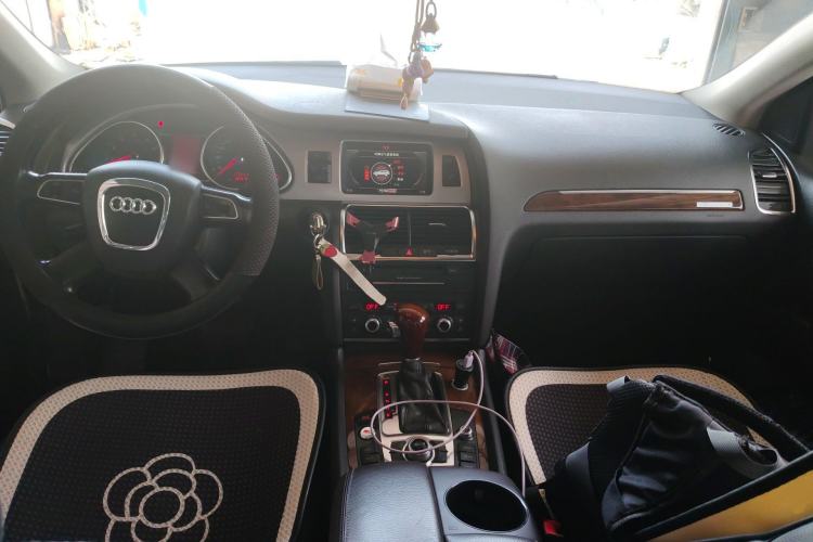 Used Audi Q7 2011 3.0 TFSI Comfort (200kW) Center Console