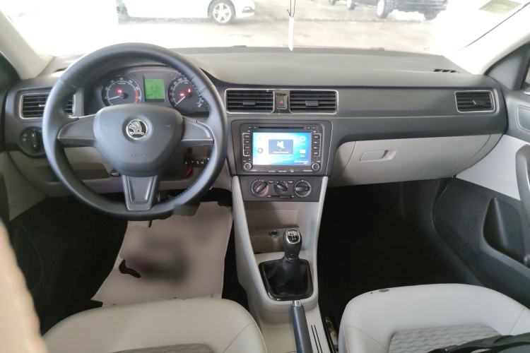 Used Skoda Rapid 2015 1.6L Manual Smart Selection Model Center Console