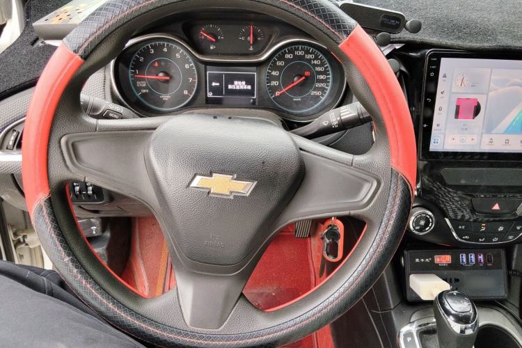 Used Chevrolet Cruze 2018 Hatchback 320 Automatic Pioneer Sunroof Edition Steering Wheel