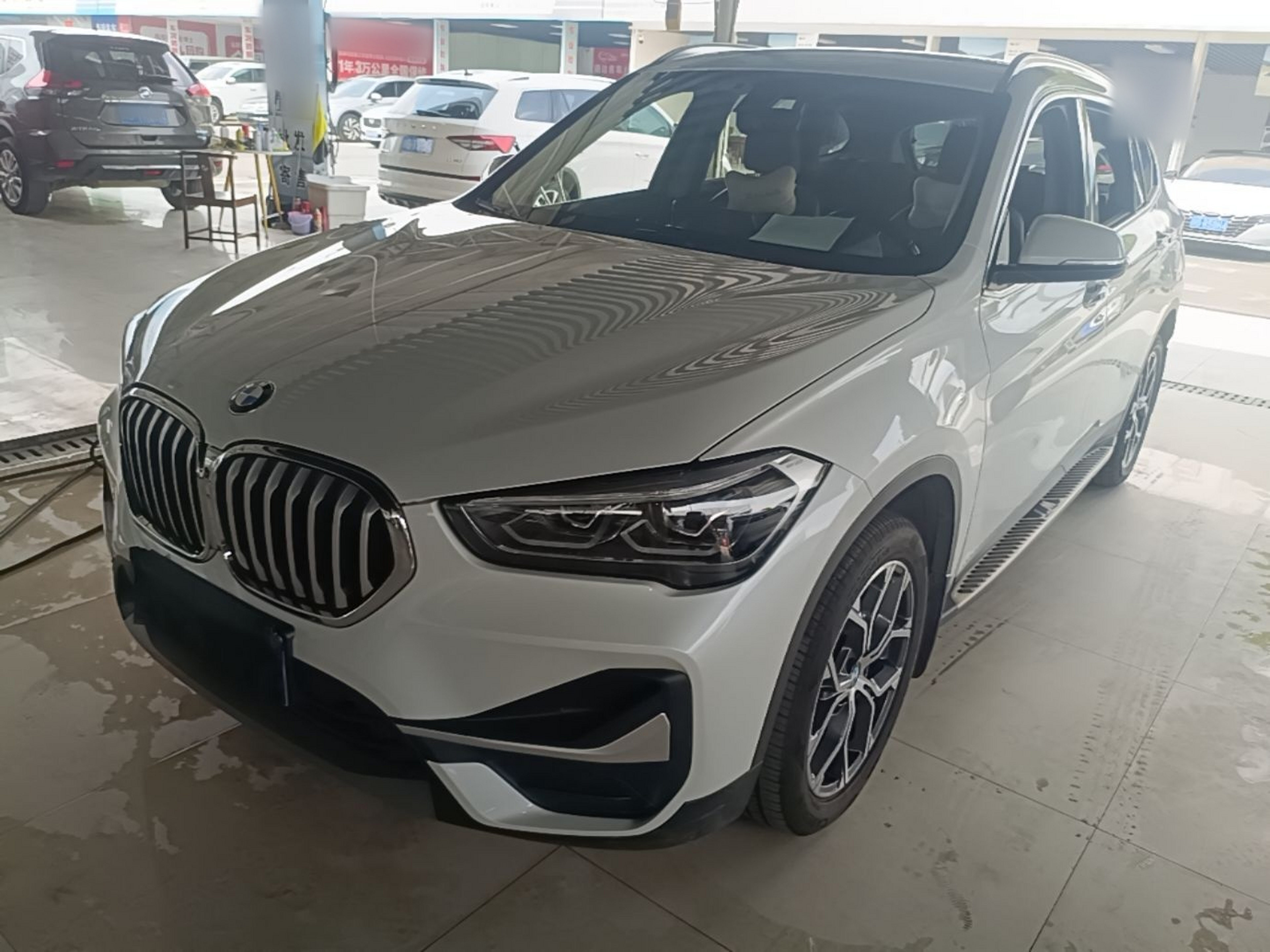 Под передней частью автомобиля