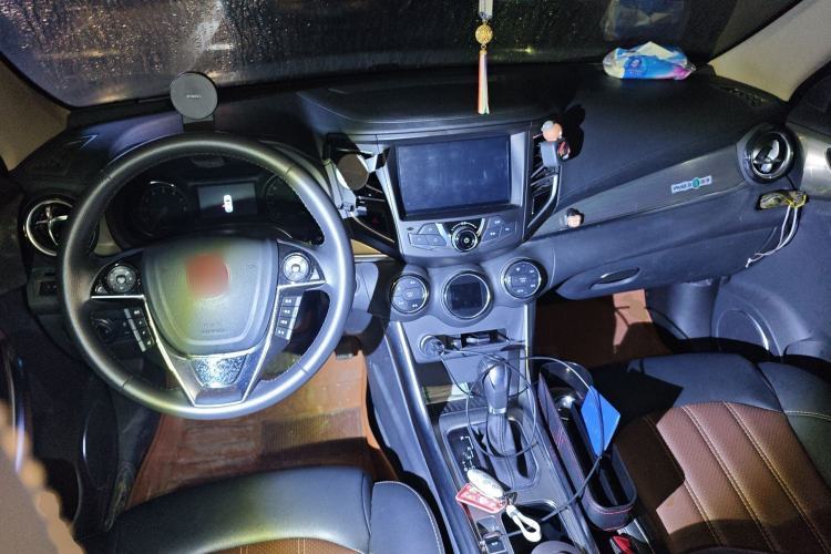 Used BYD Song 2017 Gaishe Upgrade Edition 1.5TID Automatic Elite Model Center Console