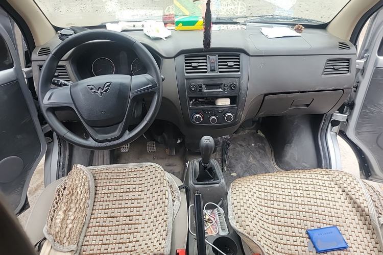 Used Wuling Rongguang S 2023 1.5L Base Version 5/7 Seats Center Console